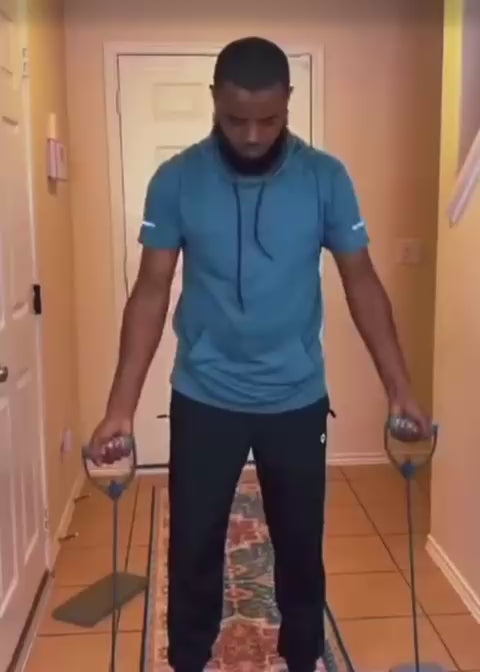 Machine de musculation complete pour votre maison. Plus besoin d'aller au sport, ce plateau de fitness multifonctionnel vous permet de travailler tout vos muscles, abdos, bras, jambes, fessiers, compact, pliable, facile à ranger, idéal pour les petits.
