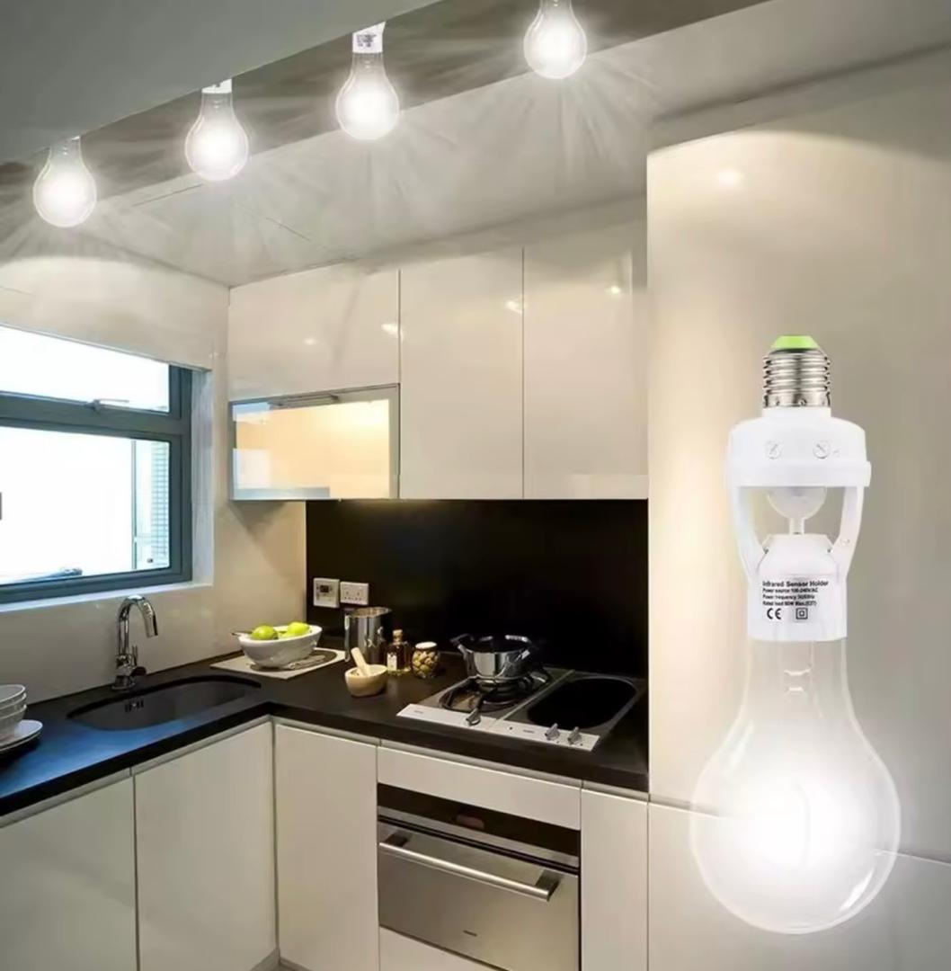 Prix : 5000f au lieu 8000f .            Ampoule gratuite offerte, douille intelligente, avec détection infrarouge pour un allumage automatique et sécurisé de vos lampes. Facile à installer, cette douile optimise l'éclairage avec une efficacite énergétique