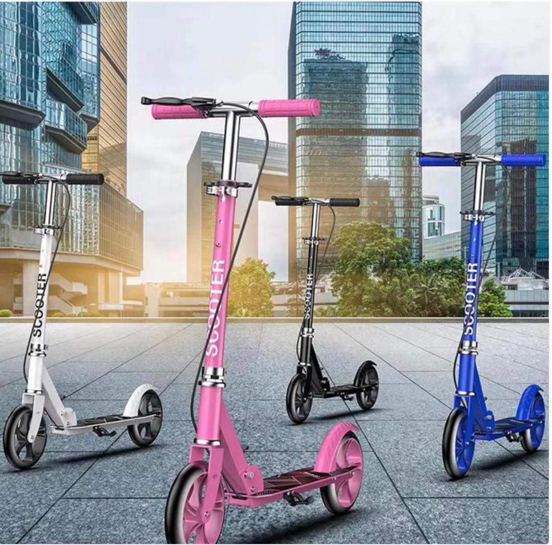 Trottinette à frein, pliable, enfants et grande personne, solide et stable, roues lumineuse qui s'illumine pendant la conduite. Disponible en plusieurs couleurs.