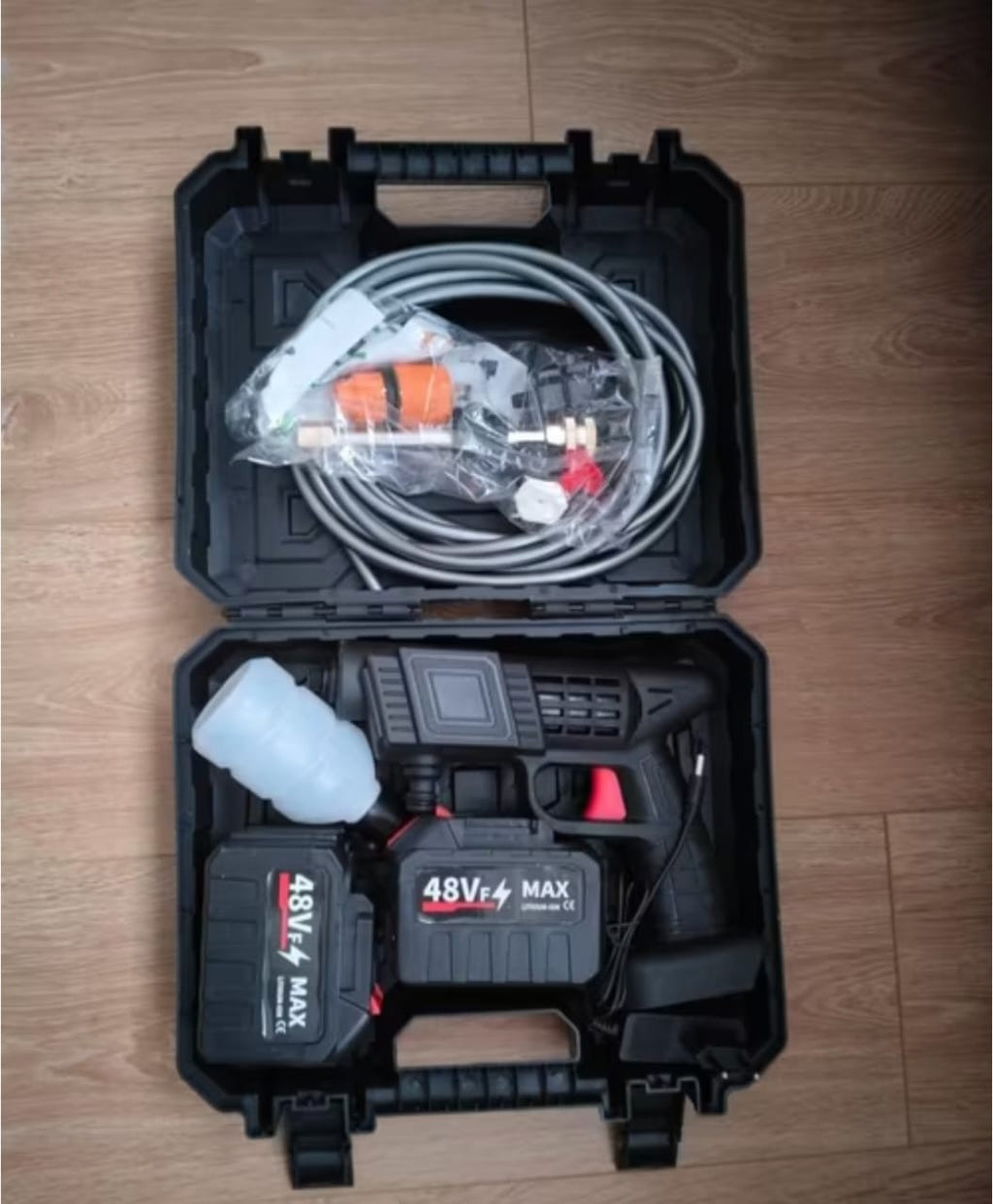 Pistolet à eau de lavage de voiture,2 batterie de 48 volts , batterie au lithium, haute tension, pression maximale 90 BAR, puissance moteur : environ 200w , temps de charge : 4h tu temps et tres solide.