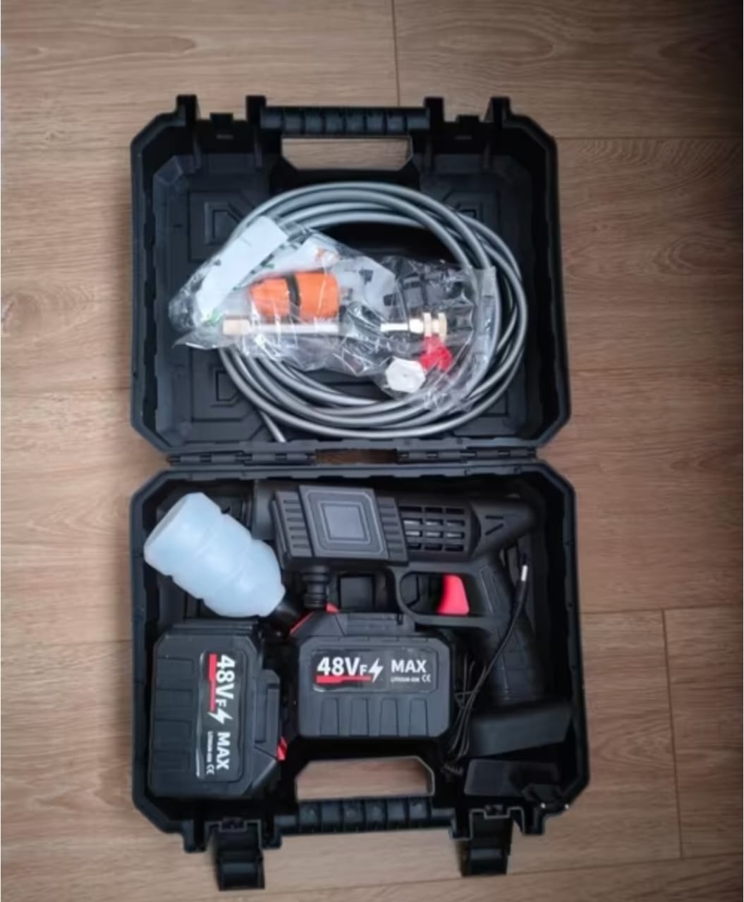 Pistolet à eau de lavage de voiture,2 batterie de 48 volts , batterie au lithium, haute tension, pression maximale 90 BAR, puissance moteur : environ 200w , temps de charge : 4h tu temps et tres solide.