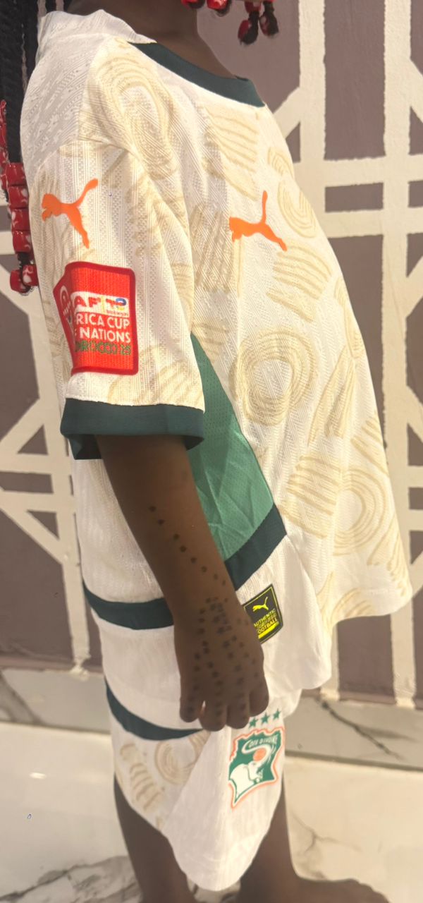 Maillot pro Max de la côte d'Ivoire pour enfants et le logo de la can. Toutes les tailles sont disponibles.