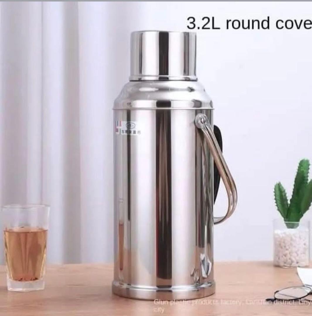 Prix : promo 9000f au lieu 18000f. c'est le moment d'en profiter commande vite pour réserver la vôtre. Thermos qui permet de garder de l'eau chaude pendant 2 à 3 jours. Description : mesure 3,2 litres, acier inoxydable, garde de l'eau pendant 3 jours.
