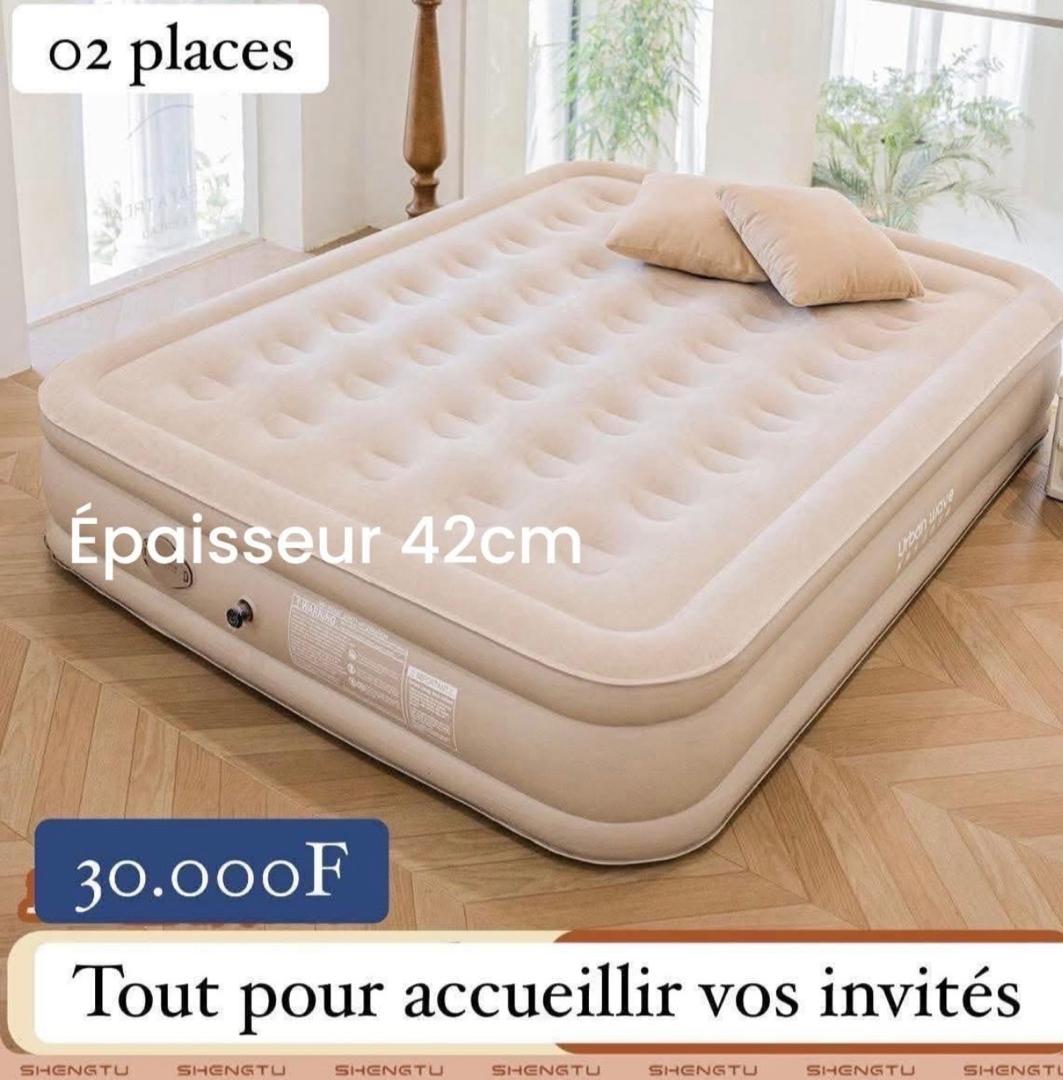 Prix : 32000f au lieu 48000f . Offrez-vous le confort ultime avec ce matelas gonflable, facile à utiliser grâce à sa pompe incluse, orthopédique pour vos nuits, camping ou à la maison, facile à transporter, pas de coussin dessus.