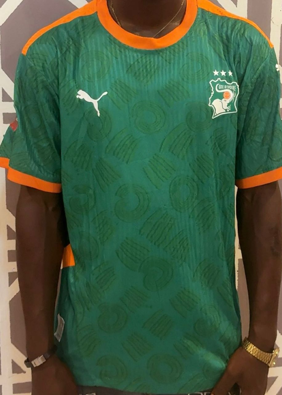 Maillot de la côte d'Ivoire pro Max avec le logo de la can dessus. Toutes les tailles sont disponibles.