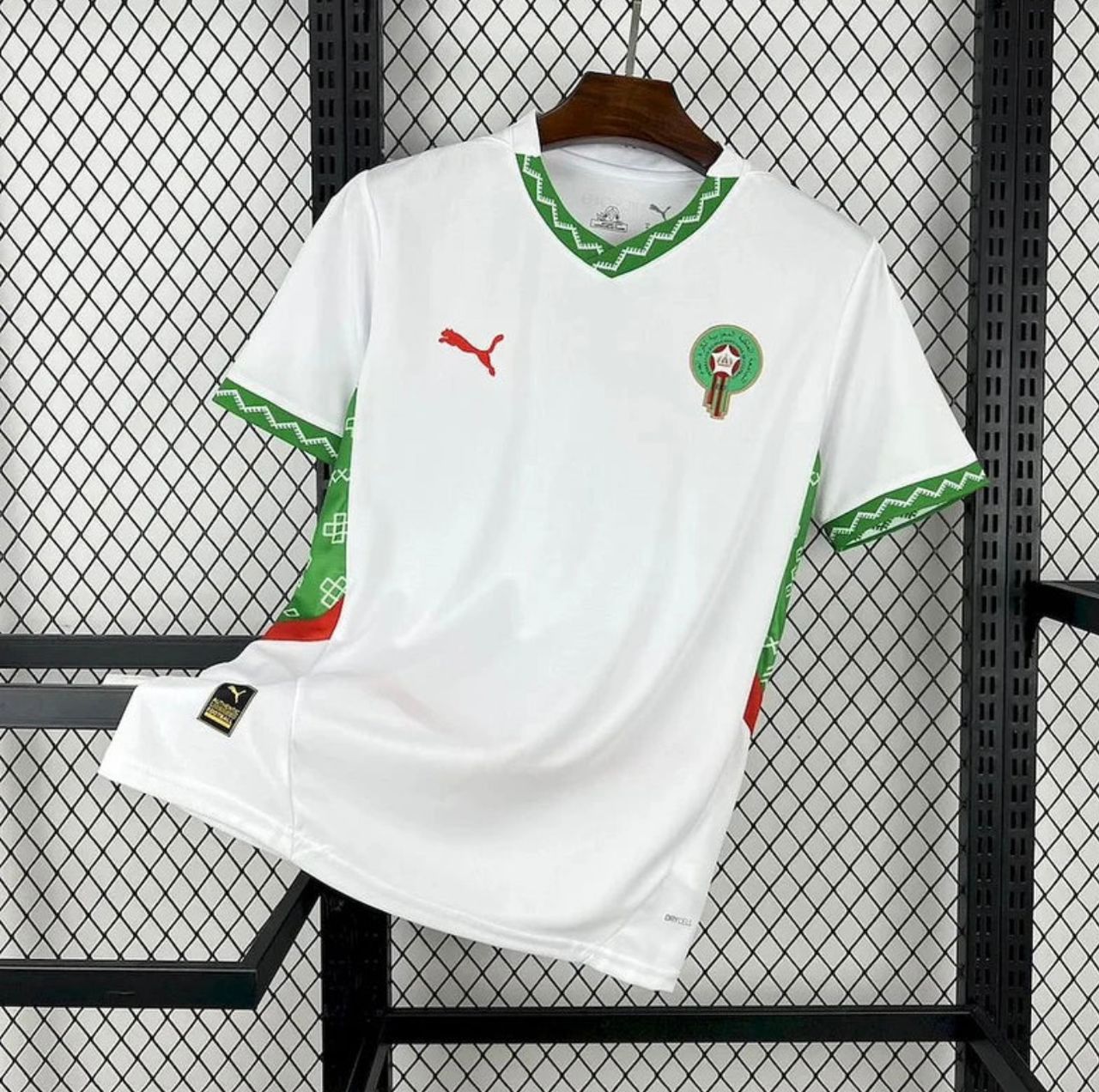Maillot pro Max de Maroc avec le logo de la can. Toutes les tailles sont disponibles.