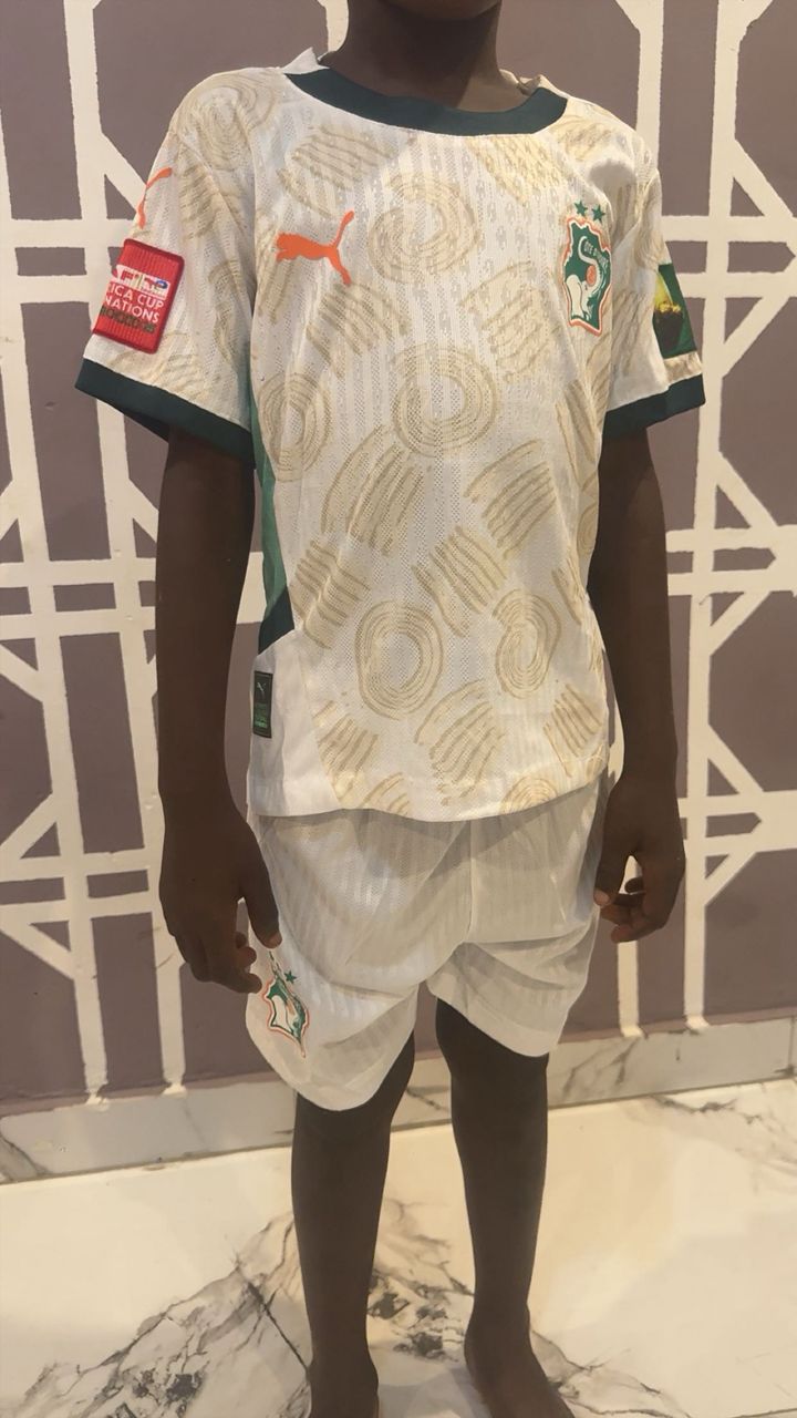 Maillot pro Max de la côte d'Ivoire pour enfants et le logo de la can. Toutes les tailles sont disponibles.