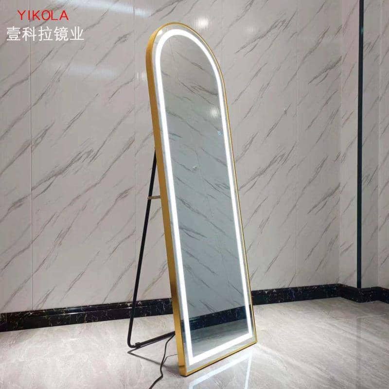 Prix : 34000f au lieu de 68000f .   Formez votre espace avec ce magnifique miroir arqué à LED, emprunte, alliant design contemporain et praticite. Parfait pour une chambre où un salon, il offre un éclairage doux et uniforme grâce à sa bordure lumineux.