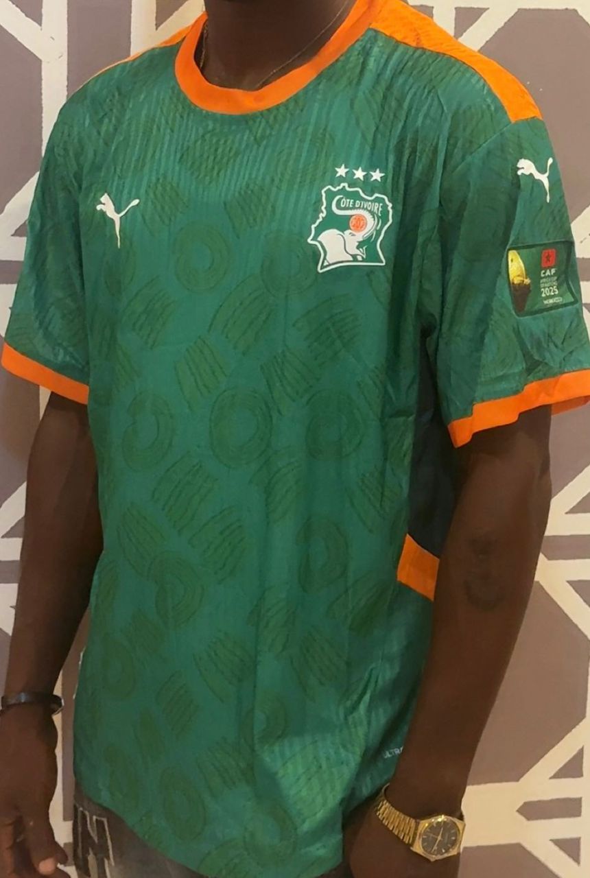 Maillot de la côte d'Ivoire pro Max avec le logo de la can dessus. Toutes les tailles sont disponibles.