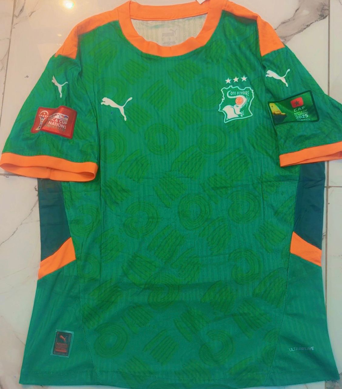 Maillot de la côte d'Ivoire pro Max avec le logo de la can dessus. Toutes les tailles sont disponibles.