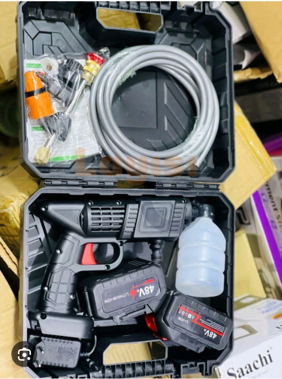 Pistolet à eau de lavage de voiture,2 batterie de 48 volts , batterie au lithium, haute tension, pression maximale 90 BAR, puissance moteur : environ 200w , temps de charge : 4h tu temps et tres solide.