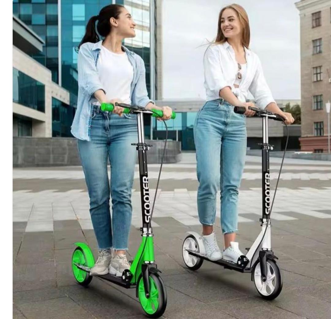 Trottinette à frein, pliable, enfants et grande personne, solide et stable, roues lumineuse qui s'illumine pendant la conduite. Disponible en plusieurs couleurs.