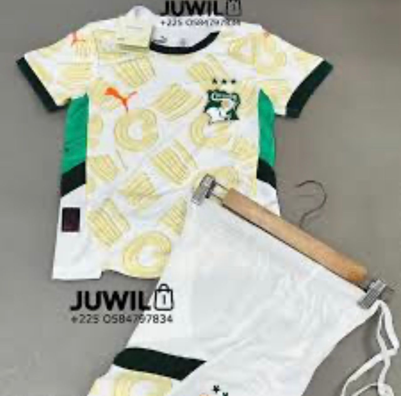 Maillot pro Max de la côte d'Ivoire pour enfants et le logo de la can. Toutes les tailles sont disponibles.
