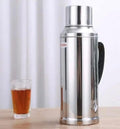 Prix : promo 9000f au lieu 18000f. c'est le moment d'en profiter commande vite pour réserver la vôtre. Thermos qui permet de garder de l'eau chaude pendant 2 à 3 jours. Description : mesure 3,2 litres, acier inoxydable, garde de l'eau pendant 3 jours.