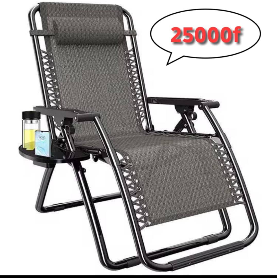 Chaise relaxe pliable, ideal pour se reposer à la maison, au Bureau ou sur la terrasse et orthopédique. Dossier inclinable, accoudoirs solides, support téléphone, facile à plier et ranger.
