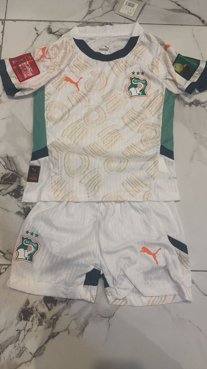 Maillot pro Max de la côte d'Ivoire pour enfants et le logo de la can. Toutes les tailles sont disponibles.