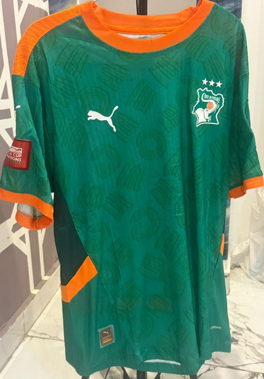 Maillot de la côte d'Ivoire pro Max avec le logo de la can dessus. Toutes les tailles sont disponibles.
